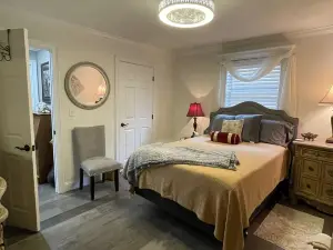 Home Sweet Home, Spacious Sunroom & Fun Deck!