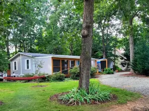 Cozy Get-A-Way in Neighborhood On 3 Lakes, With Fishing Docks, Firepit, Kayaks