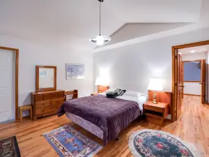 Snowline Cabin #51 - Executive Style Vacation Home That Sleeps 8!