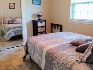 Spacious Lakeside Country Getaway!
