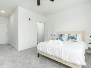 Spacious Patio Retreat with Fast Wifi - Cozy and Serene Escape