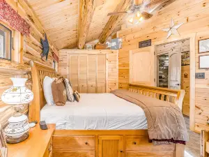 Delightful Riverfront Cabin with Wood-Burning Fireplace and Gas Grill & Hot Tub