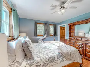 Warm house with pool table, large deck, AC, washer/dryer, & beautiful kitchen