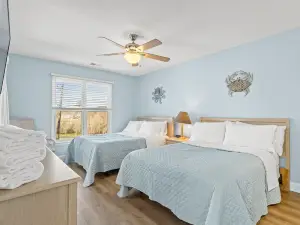 Beachside resort condo with screened balconies, golf, pools, tennis & game room