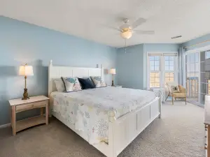 Scenic Canalfront Deck and Resort Amenities - Luxurious Waterfront Retreat