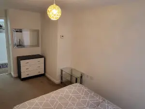 Inviting 6-Bed House in Nuneaton