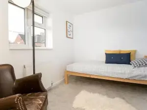 Charming 4 Bedroom Home Near Oxford!