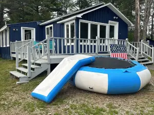 Private cabin/beach and lake check out water sports all included