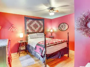 1 Mi to Lake Easton Cozy Cascades Cabin!