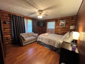 Entire 4-bedroom 2-bath Cabin with AC, Recreational rooms, WiFi in Crisfield, MD