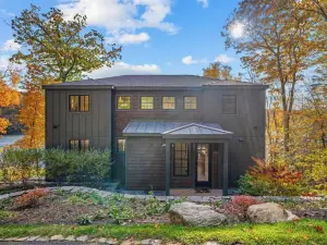 Forget-Me-Not by AvantStay Bold Lakefront Escape