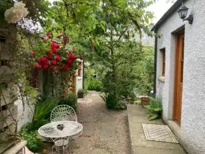 Entire Unique Tiny House - Moss Cabin