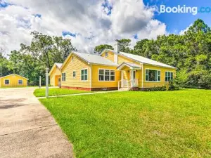 Charming Home 2 Mi to Dtwn DeFuniak Springs!