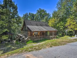 Lovely Lake Hartwell Retreat Dock, Deck and Grill!