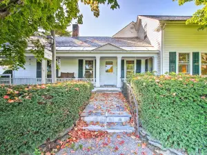 Idyllic Pittsford Farmhouse~20mi to Killington Ski