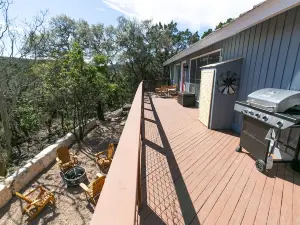Texas Charm Cottage - 1 Block from the Lake & Hill Country Views
