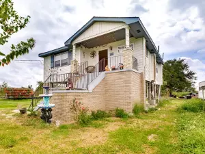 Walk to Bayou Lery St Bernard Home with Kayaks!