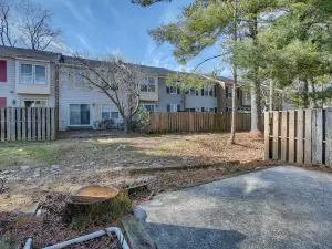 Montgomery Village Townhome w/ Patio: 27 Mi to DC!