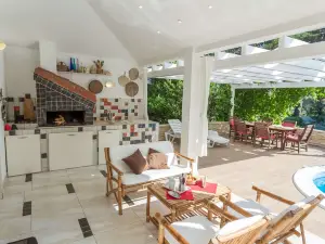 Spacious Holiday Home in Molat with Pool