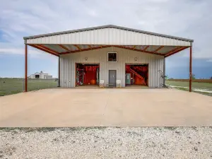 Barndominium McGregor Vacation Rental on 5 Acres