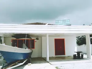 Homestay Pantai Dickson (white house)