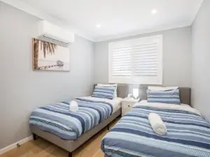 Bluewater Jervis Bay - Pet Friendly Luxury with Spa - 5 Mins Walk to Beach