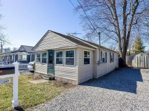 MID-TERM FULLY FURNISHED RENTAL AT INDIAN LAKE! Steps Away From Boat Marina