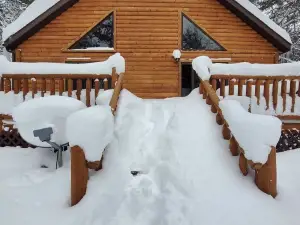 Year-Round Cabin Rental ~ Gorgeous Lakefront Property Nestled In The Woods