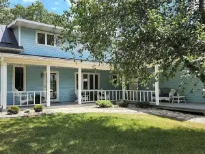 5 Bedroom home with 1580ft of Waupaca River frontage! With hot tub!