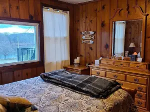 Secluded and Cozy Lake House/Farmhouse on 40 acres with a 13 acre private lake