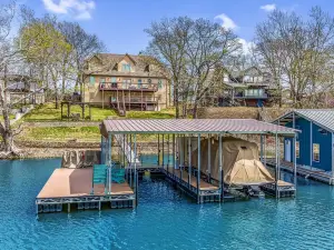 New Luxury Water Front Oasis with New Private Dock & Hot Tub!!