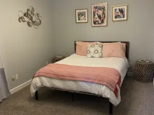 Couples' Hideaway - Relaxing barndominium with hammock, firepit, & covered patio