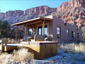 Cozy Adobe with Hot Tub and Fabulous Views in Outdoor Paradise.