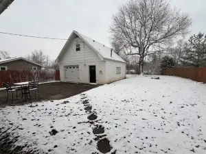 Lincoln's Red Brick Cottage! Sleeps 7!