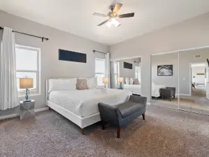The Overlook - Amazing Views, Hot Tub & Game Room!
