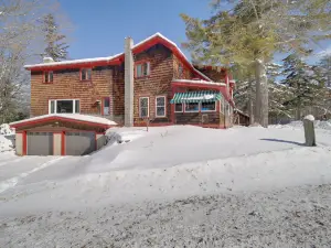 Chester Farmhouse on 100 Acres, 15 Min to Okemo!