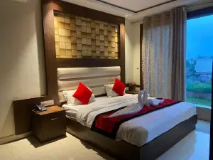 8폴드 바이 라리사, 바스티