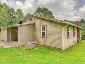 2 Mi to Ski Sapphire Pet-Friendly Cashiers Cabin