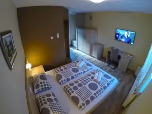 Apartments and Rooms Rea