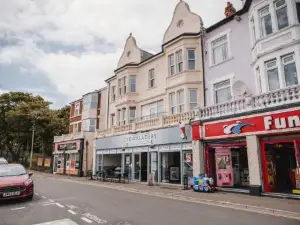 Barry Island Beachfront Apartment - Stunning Bay Views and Private Parking