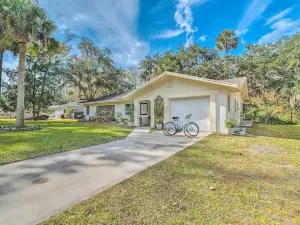 Sunny Crystal River Home w/ Screened-in Porch