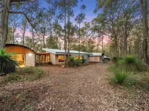 “Ballakup House - A Large & Unique Bush Retreat, Surrounded by Grass Trees”