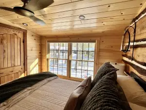NEW ADIRONDACK LUXURY CABIN WITH YEAR-ROUND HEATED PLUNGE POOL