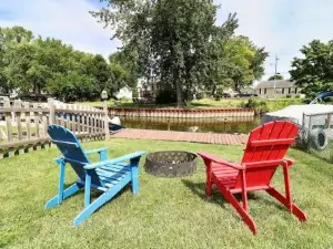 Chain O Lakes Nautical 4Bed 3Bath Waterfront with Bonus Room, Large Deck and Hot Tub