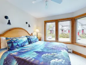 Inviting ski-in/ski-out condo - free WiFi, gas fireplace & free ski shuttle