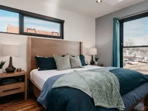 Stunning Loft - Open Concept, Gym, Courtyard, Firepit