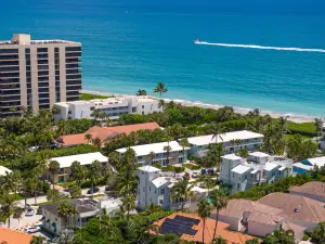 Coastal Access and Modern Luxury - Stunning Tropical Haven