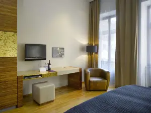 The Icon Hotel & Lounge