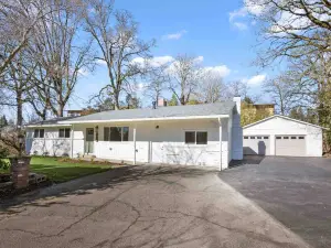Serene Retreat with Stylish Amenities - Cozy and Inviting Escape