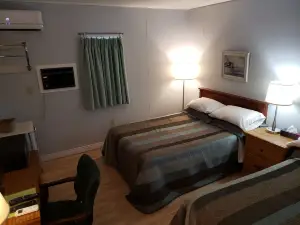 Pinecone Motel